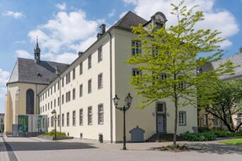 Das Kulturforum Franziskanerkloster mit Haupteingang (Glaskubus), dahinter die Paterskirche