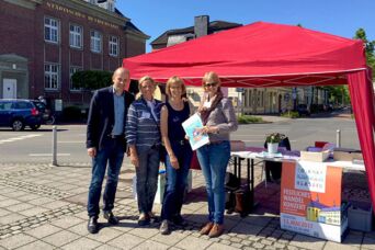 KempenKlassik-Infostand mit vier begeisterten Musikliebhabern