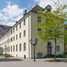 Eingang zum Kulturforum Franziskanerkloster, dahinter die Paterskirche