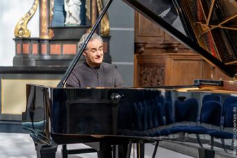 Matthias Kirschnereit an unserem Steinway-Konzertflügel (Foto: Oliver Dörkes)