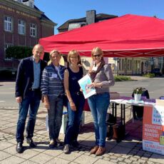 KempenKlassik-Infostand mit vier begeisterten Musikliebhabern